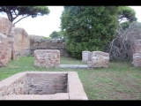 03051 ostia - castrum - decumanus maximus - caseggiati del portico delle mura del castrum (i,i,2) - grosse halle - bli ri osten - 09-2022.jpg